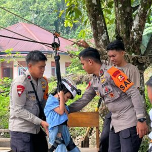 Trauma Healing Polri Hadirkan Flying Fox untuk Kembalikan Senyum Anak-Anak Terdampak Bencana di Kayu Pasak