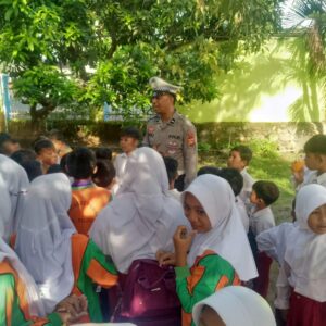 Edukasi Tertib Berlalulintas Sejak Usia dini, Unit Kamsel Satlantas Polres Bima Sambangi SDN 01 Panda