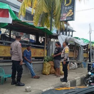 Mantapkan Harkamtibmas, Polsek Sumbawa Gelar Patroli di Pasar Seketeng dalam Rangka Implementasi Quick Wins Program 5