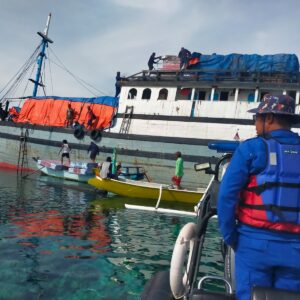 Dirpolairud Polda NTB Perintahkan Kapal Polisi XXI-2012 Laksanakan SAR dan Pengamanan Kapal Kandas di Perairan Gili Lawang