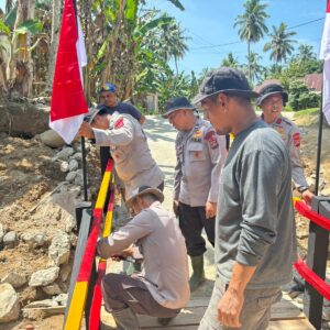Brimob Polda Sumbar Rampungkan Jembatan Darurat Penghubung Kataping–Sungai Buluah