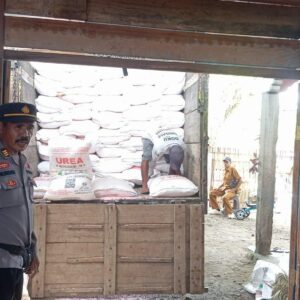 Pastikan Penyaluran Pupuk Bersubsidi Aman, Polsek Bolo Laksanakan Pengamanan dan Pengawalan