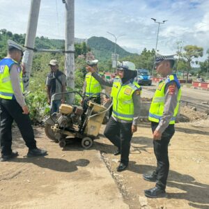 Sat Lantas Polres Bima Kota Lakukan Pengecekan Daerah Rawan Laka dan Berikan Himbauan Keselamatan Berlalu Lintas
