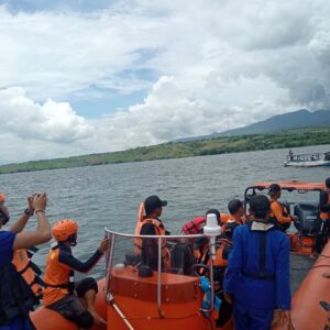 Sat Polairud Polres Bima Kota Laksanakan SAR Pencarian Pemancing Hilang di Laut Bima