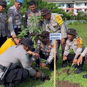 HUT Sumbawa Ke-67, Polres Sumbawa Terjun Langsung Hijaukan Taman Unter Katimis
