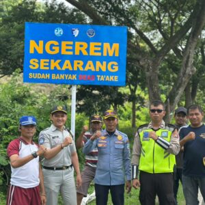Sat Lantas Polres Dompu Amankan Kegiatan Masyarakat dan Pasang Papan Imbauan Kamseltibcarlantas