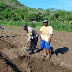 Bhabinkamtibmas Gerung Sambangi Petani Giri Tembesi Pastikan Kamtibmas
