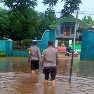 Siaga Banjir, Personel Polsek Bolo Bersihkan Ruang Kelas Yang Terdampak Banjir di Desa Rada