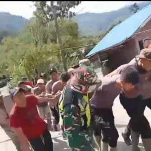 Tak Kenal Hari Libur, Polri Bersama Warga Bangun Jembatan Darurat Pascabencana di Aceh Tengah