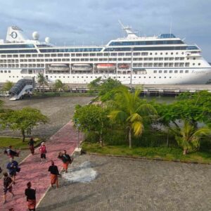MS Regatta Sandar di Gili Mas, Ratusan Turis Asing Eksplor Lombok