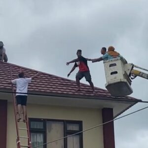 Aksi Heroik di Polres Bima Kota, Kapolres Bima Kota Berhasil Persuasif Seorang Pria Turun dari Atap