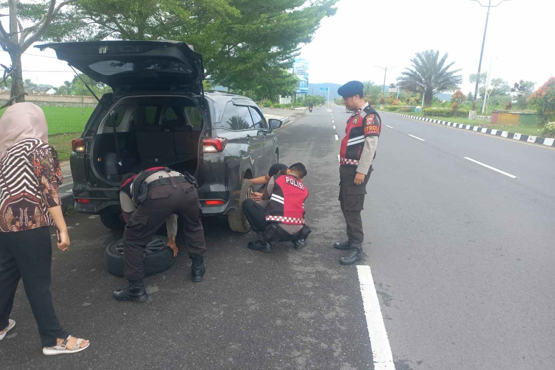 Aksi Humanis Sat Samapta Polres Lobar Bantu Warga Ganti Ban di By Pass BIL II