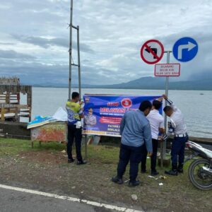 Wujudkan Kamseltibcarlantas Yang Aman, Satlantas Polres Bima Memasang Spanduk Larangan Melawan Arus
