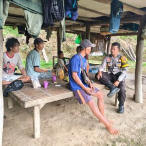 Bhabinkamtibmas Desa Kalimantong Sosialisasikan Bahaya TPPO kepada Masyarakat