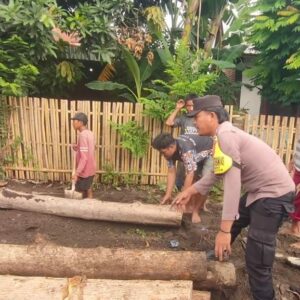 Antisipasi Banjir, Bhabinkamtibmas Polsek Bolo Melaksanakan Gotong Royong Bersama TNI dan Warga Binaan