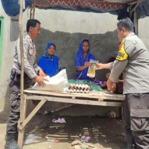 Polri Untuk Masyarakat, Bhabinkamtibmas Polsek Sanggar Salurkan Bantuan Bagi Warga Binaan Yang Kurang Mampu