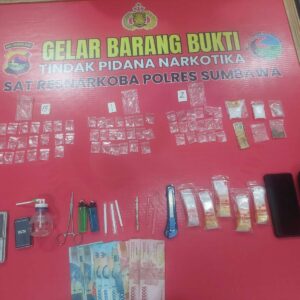 Grebek Rumah di Lape, Polres Sumbawa Temukan Puluhan Poket Sabu di Dalam Sebuah Dompet Pelaku