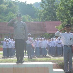 Cegah Bullying Sejak Dini, Polsek Lambu Jadi Pembina Upacara di SMAN 1 Lambu