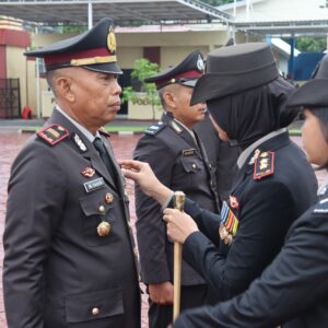 Tanda Kehormatan dari Negara, Kapolres Sumbawa Sematkan Satyalancana kepada Personel Berdedikasi