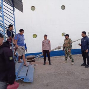 Polsek Kawasan Pelabuhan Laut Bima Laksanakan Pengamanan KM Lawit Saat Embarkasi dan Debarkasi Penumpang