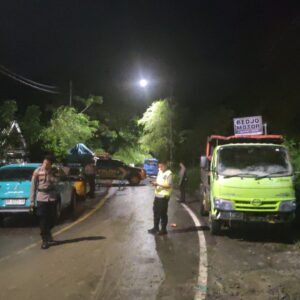 ‎Polres Loteng Datangi TKP Tiang Listrik Tumbang Akibat Cuaca Buruk di Kuta Akibat ‎
