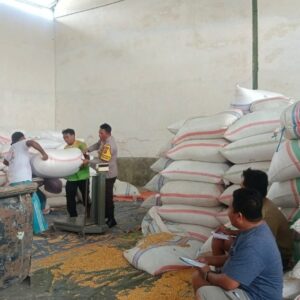 Polsek Gerung Pantau Stok Pangan di Desa Beleka