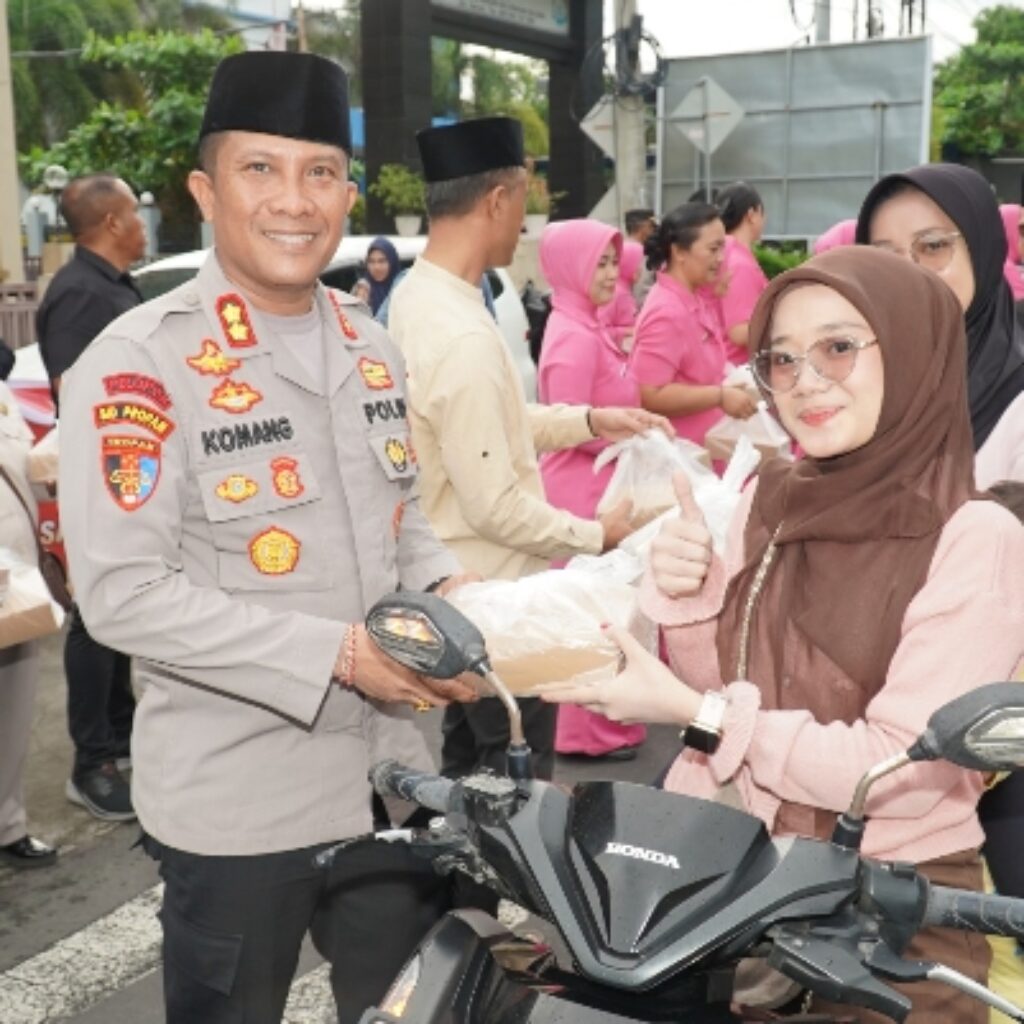 Kapolres Lombok Timur Pimpin Pembagian Takjil, Ajak Masyarakat Jaga Kamtibmas Selama Ramadan