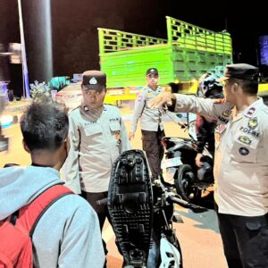 Polsek Poto Tano Gelar KRYD di Jalan Lintas Poto Tano, Ciptakan Situasi Kamtibmas Kondusif