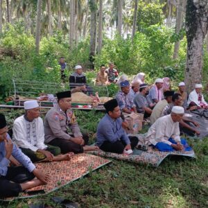 Bhabinkamtibmas Desa Sekongkang Bawah Tunjukkan Kepedulian, Dampingi Warga Hingga Pemakaman