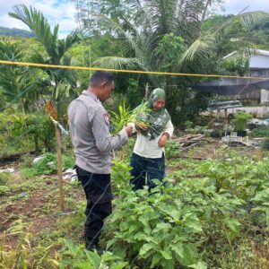 Bhabinkamtibmas Desa Tongo Dorong Warga Manfaatkan Pekarangan untuk Ketahanan Pangan