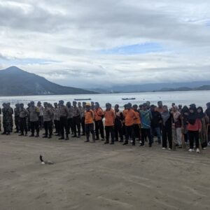 Polres Sumbawa Barat Bersinergi Bersihkan wilayah Pesisir Pantai