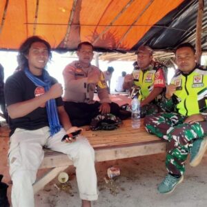 Personel Polsubsektor Wilamaci, Laksanakan Pengamanan Wisata di Pantai Wane