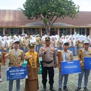 Kapolsek Sumbawa Pimpin Upacara di SMAN 2: Tekankan Anti Narkoba dan Tertib Berlalulintas