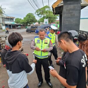 Satgas Preemtiv Ops Keselamatan Rinjani 2025 Polres Lotim Bagikan Stiker, Brosur, dan Beri Reward Helm