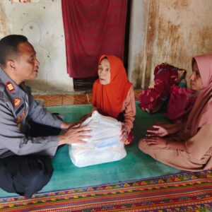 Kapolsek Jonggat Patroli Dialogis dan Salurkan Sembako kepada Warga Jompo di Desa Jelantik