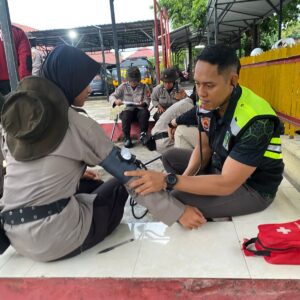 Biddokkes Polda NTB Siaga Dampingi Long March dan Pembaretan Bintara Remaja