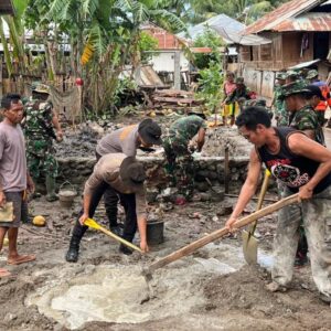 Dukung Program TMMD Ke-172 Anggota Sat Samapta dan Personel Polsek Monta Ikut Serta Bangun Rumah Warga di Desa Waro