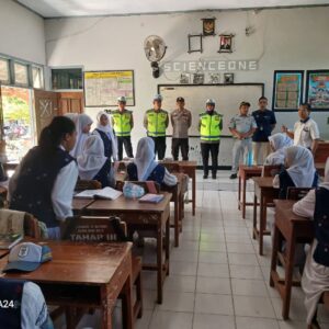 Polres Bima Kota Berikan Himbauan Keselamatan Berlalu Lintas, Bagikan Helm SNI kepada Komunitas Ojek Daring