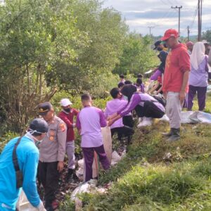 Dukung Gerakan Indonesia ASRI, Polsek Alas Barat Bersama Muspika Bahu-Membahu Bersihkan Sampah di Jalan Negara