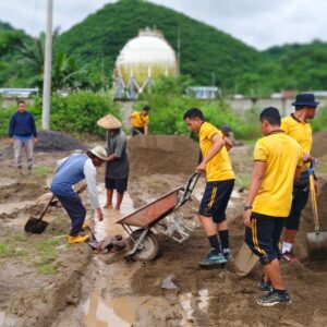 Ditpolairud Polda NTB Gotong Royong Perbaiki Jalan Bersama Masyarakat Sekotong