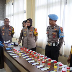 Tegakkan Kedisiplinan, Kapolres Sumbawa Pimpin Tes Urine Mendadak bagi Pejabat Utama