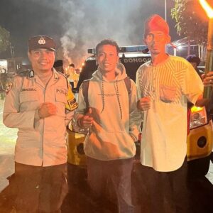 Patroli Cipkon, Polsek Donggo Laksanakan Pengamanan Pawai Obor Menyambut Bulan Suci Ramadhan 1447 H/2026 M, di Desa Rora