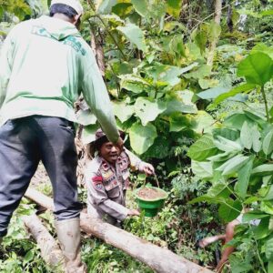 Bhabinkamtibmas Polsubsektor Palibelo Sisihkan Sebagian Rezekinya Bantu Perbaikan Jembatan di Desa Binaannya