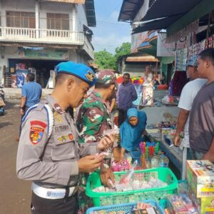 Operasi Gabungan, Jelang Bulan Suci Ramadhan, Polsek Bolo dan Koramil Bolo Sita Puluhan Jenis Petasan di Pasar Sila