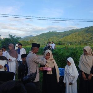 Bhabinkamtibmas Polsubsektor Palibelo Laksanakan Pengawalan dan Pengalaman Pawai Ta,Aruf di Desa Binaannya