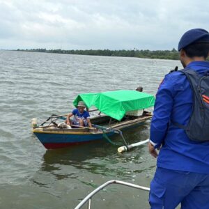 Edukasi Keselamatan dan Ikhlas Berbagi, Satpolairud Polres Bima Arungi Laut Salurkan Bantuan Sembako Bagi Nelayan