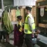 Bhabinkamtibmas Desa Belo Amankan Lalin Tarawih di Masjid Nurul Ihsan Jereweh