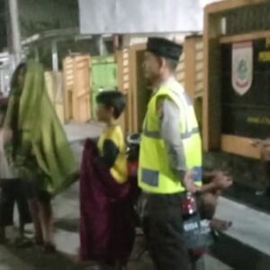Bhabinkamtibmas Desa Belo Amankan Lalin Tarawih di Masjid Nurul Ihsan Jereweh