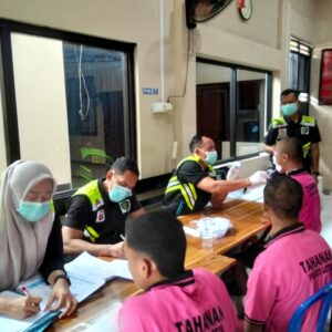CEK KESEHATAN RUTIN TAHANAN, SAT TAHTI DAN DOKKES POLRES LOMBOK TIMUR PASTIKAN KONDISI TETAP STABIL