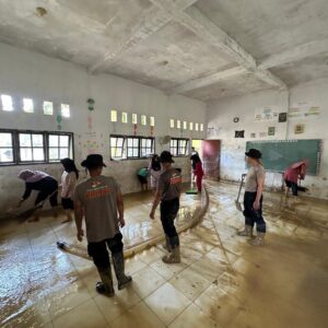 Brimob NTB Bersihkan Sekolah Terdampak Bencana di Aceh Tamiang